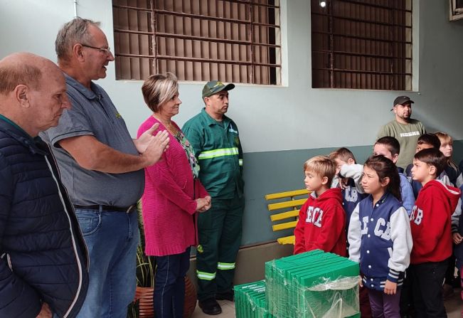 Educação e Celetro distribuem kits escolares para alunos de Cerro Branco